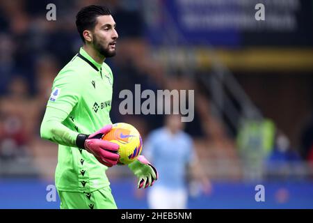 Milano, Italia. 09th Jan 2022. Thomas Strakosha della SS Lazio controlla la palla durante la Serie A match tra FC Internazionale e SS Lazio allo Stadio Giuseppe Meazza il 9 gennaio 2022 a Milano. Credit: Marco Canoniero/Alamy Live News Foto Stock