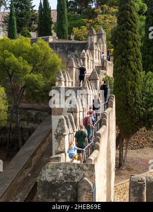 Persone che esplorano i bastioni difensivi Castillo de Gibralfaro, Málaga, Andalusia, Spagna Foto Stock