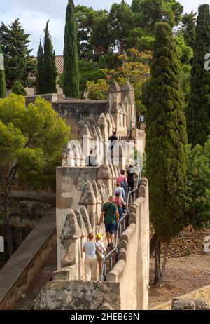 Persone che esplorano i bastioni difensivi Castillo de Gibralfaro, Málaga, Andalusia, Spagna Foto Stock