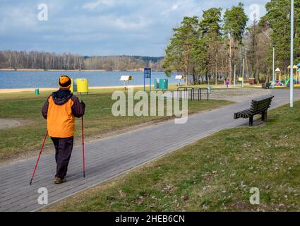 Nordic walking. Donna anziana che svolge attività sportive Foto Stock