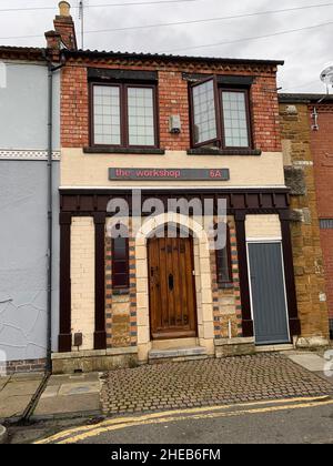 La casa officina nel Northamptonshire UK casa stile gotico edificio marrone quercia porta spooky stile infestato paura richiede tempio casa infestata Foto Stock