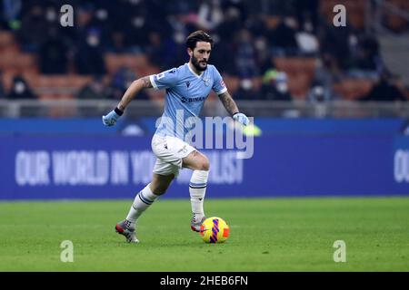 Milano, Italia. 09th Jan 2022. Luis Alberto della SS Lazio controlla la palla durante la Serie A match tra FC Internazionale e SS Lazio allo Stadio Giuseppe Meazza il 9 gennaio 2022 a Milano. Credit: Marco Canoniero/Alamy Live News Foto Stock