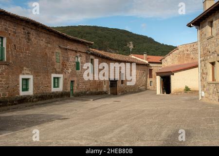 Borgo rurale e medievale di Boscones del Ebro a Palencia. Foto Stock