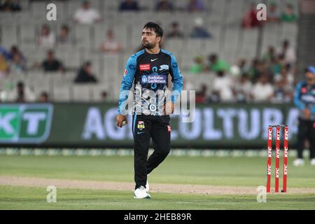 MELBOURNE, AUSTRALIA - GENNAIO 10: Rashid Khan of the Strikers Bowls durante la partita di cricket della Big Bash League tra Melbourne Stars e Adeliade Strikers al Melbourne Cricket Ground il 10 Gennaio 2022 a Melbourne, Australia. Image Credit: brett keating/Alamy Live News Foto Stock