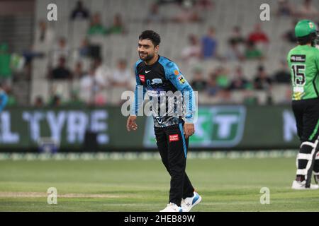 MELBOURNE, AUSTRALIA - GENNAIO 10: Rashid Khan of the Strikers Bowls durante la partita di cricket della Big Bash League tra Melbourne Stars e Adeliade Strikers al Melbourne Cricket Ground il 10 Gennaio 2022 a Melbourne, Australia. Image Credit: brett keating/Alamy Live News Foto Stock