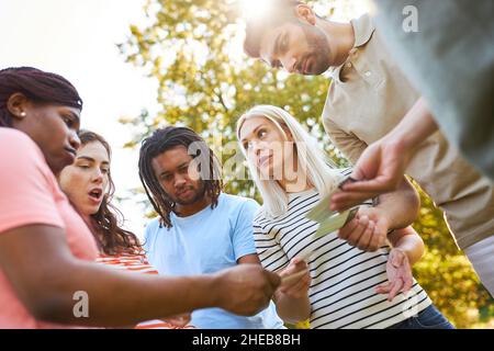 Gruppo di giovani in un workshop di team building per conoscersi in natura Foto Stock