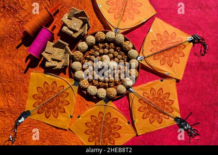 Laddu assortito come Til laddu Amaranth Rajgira, riso soffiato o mammra, arachidi, il sesamo chikki, Sankrant o Uttarayan dolci speciali cibo. Sankranti Foto Stock