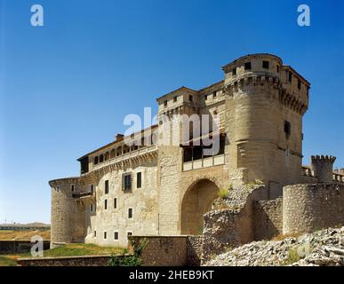 Spagna, Castiglia e Leon, provincia di Segovia, Cuellar. Castello dei Duchi di Albuquerque. Costruito in diversi stili architettonici, risale al 11 ° secolo, anche se la maggior parte dei suoi resti risalgono al 15 ° secolo. Il castello apparteneva a Don Alvaro de Luna e ai primi Duchi di Albuquerque. Foto Stock