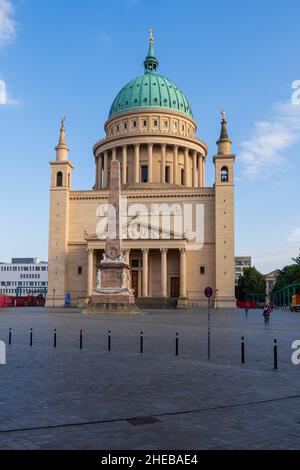 Chiesa di San Nicola (St Nikolaikirche) nella città di Potsdam, Germania, Chiesa evangelica in stile classicista dal 19th secolo come visto dal Mar Vecchio Foto Stock