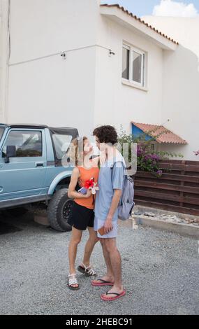 giovane coppia innamorata, ragazzo e ragazza di 17-18 anni. guardarsi gli occhi. godendo momento, sentimenti teneri, gioia, primo amore, unione, roma Foto Stock