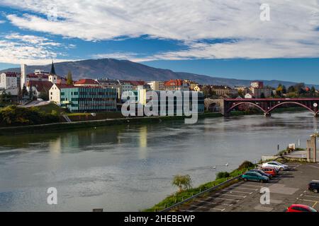 Il fiume Drava Maribor, Slovenia, è la seconda città più grande della Slovenia e la più grande della regione tradizionale della bassa Stiria. Maribor è anche t Foto Stock