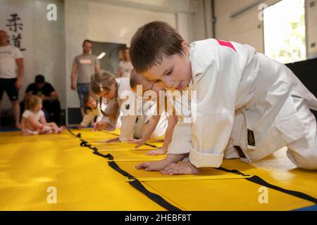 Bielorussia, la città di Gomil, 23 giugno 2021. Judo club. Un gruppo di bambini con autismo è impegnato in palestra. Foto Stock