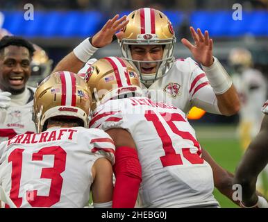 Inglewood, Stati Uniti. 10th Jan 2022. San Francisco 49ers Jimmy Garoppolo festeggia con i compagni di squadra dopo il secondo trimestre di touchdown contro i Los Angeles Rams domenica 9 gennaio 2022 al SoFi Stadium di Inglewood, California. I Niners sconfissero i Rams 27-24. Photo by © Jon SooHoo/2022 Credit: UPI/Alamy Live News Foto Stock