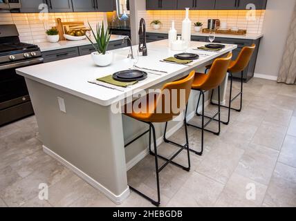 Isola cucina con Sink, elementi decoratori e impostazioni luogo Foto Stock