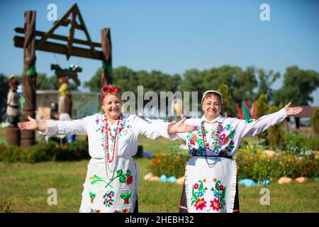 Donne anziane bielorusse o ucraine in costume nazionale. Persone ospitali. Foto Stock