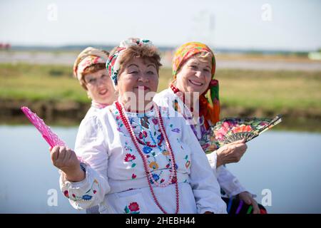 Donne anziane bielorusse o ucraine in costume nazionale. Foto Stock
