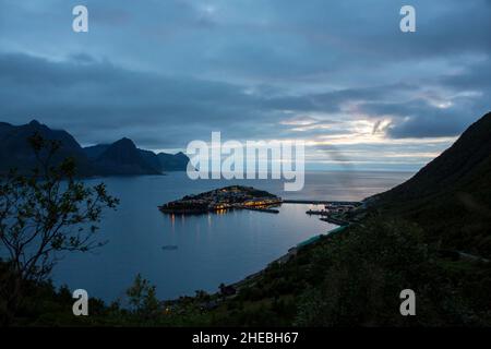 Veduta aerea di Husoy, piccolo villaggio su una piccola isola appartenente alla grande isola di Senja ed essendo circondato da un bel paesaggio di montagna Foto Stock