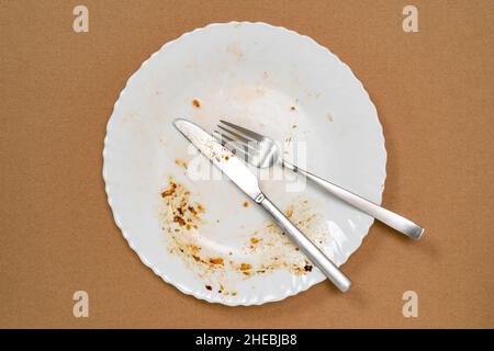 Un piatto vuoto, sporco dopo il pasto è finito. Vista dall'alto. Foto Stock