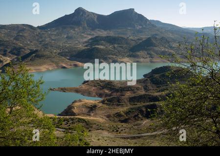 Acque turchesi nel lago, tipico paesaggio di montagna andaluso Foto Stock