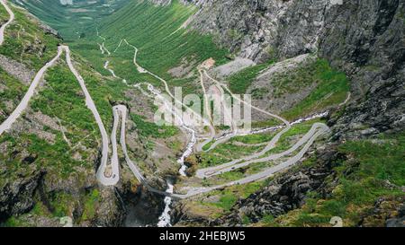 Trollstigen, Andalsnes, Norvegia. Auto va in montagna a serpentina Trollstigen su strada. Norvegese famoso punto di riferimento e meta popolare. La contea norvegese Foto Stock