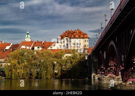 Il fiume Drava Maribor, Slovenia, è la seconda città più grande della Slovenia e la più grande della regione tradizionale della bassa Stiria. Maribor è anche t Foto Stock