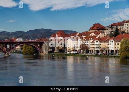 Il fiume Drava Maribor, Slovenia, è la seconda città più grande della Slovenia e la più grande della regione tradizionale della bassa Stiria. Maribor è anche t Foto Stock
