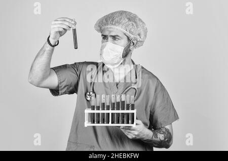 Coronavirus in Cina. Misure di protezione. Coronavirus in Cina. Centro di laboratorio verifica i risultati degli esami del sangue. Sensazione Di Malessere. Il medico dell'uomo lavora Foto Stock