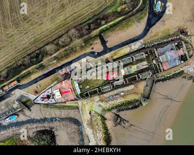 Una vista aerea del TSS Duke di Lancaster, un'ex nave a vapore ferroviaria che operò in Europa dal 1956 al 1979, ed è attualmente affondato nei pressi di Mostyn Docks, sul fiume Dee, nel Galles settentrionale. Data foto: Lunedì 10 gennaio 2022. Foto Stock