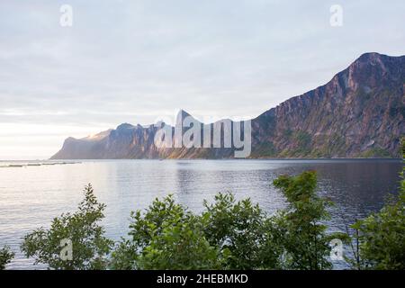 Famiglia felice, in piedi su una roccia e guardando oltre Segla montagna sull'isola di Senja, Norvegia settentrionale. Splendido paesaggio e splendida natura a sca Foto Stock