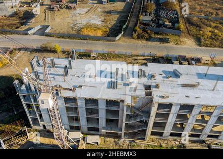 Vista aerea di un moderno edificio residenziale in cemento a più piani in costruzione Foto Stock