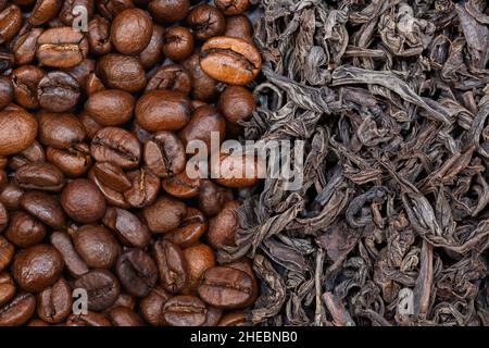 Grani di caffè e foglie di tè nero. Primo piano, vista dall'alto Foto Stock