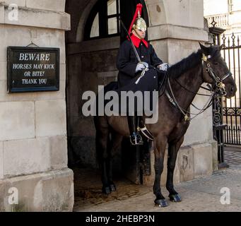 HCMR (Household Cavalry Mounted Regiment) (Life Guards) ufficiale di sentry sulla guardia all'esterno della Parata Horse Guards Foto Stock