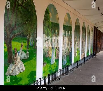 Murale in colonnato, Holland Park Garden, Kensington London; dipinto da Mao Wenbiao nel 1995 che mostra un immaginario giardino party Foto Stock