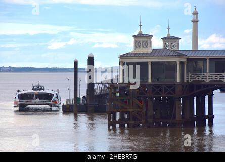 06/01/2022 Gravesend UK Gravesend’s Grade II listed Town Pier il molo più antico del mondo, in ghisa, è stato venduto a Uber Boat. Il compan Foto Stock