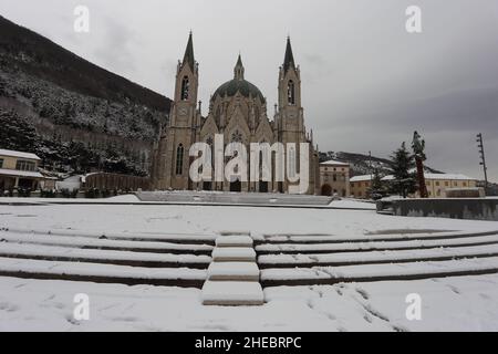 Castelpetroso, Isernia, Italia - 10 gennaio 2022: Santuario di Maria Santissima Addolorata con neve Foto Stock