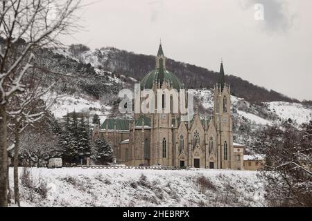 Castelpetroso, Isernia, Italia - 10 gennaio 2022: Santuario di Maria Santissima Addolorata con neve Foto Stock