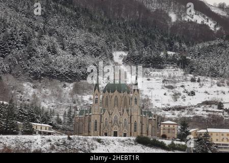 Castelpetroso, Isernia, Italia - 10 gennaio 2022: Santuario di Maria Santissima Addolorata con neve Foto Stock