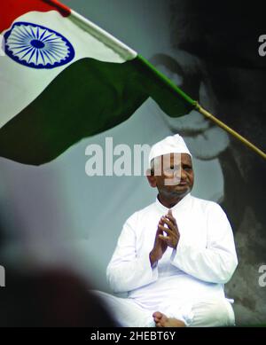 L'attivista sociale indiano Anna Hazare si rivolge all'incontro pubblico durante la protesta per la legge di Lokpal nel 2011 a Nuova Delhi, in India. Foto Stock