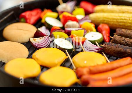 carne e verdure del kebab del barbecue sul grill Foto Stock