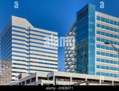 Williams Mullen Center (r) con un James Center (l). Foto Stock