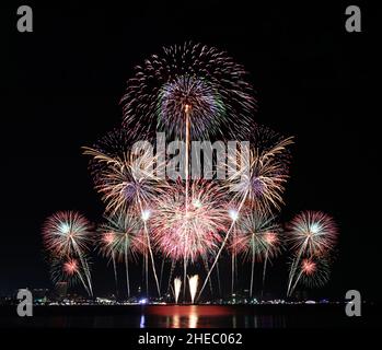 Spettacolo di fuochi d'artificio alla spiaggia di Pattaya, le principali attrazioni della Provincia di Chonburi in Thailandia. Foto Stock