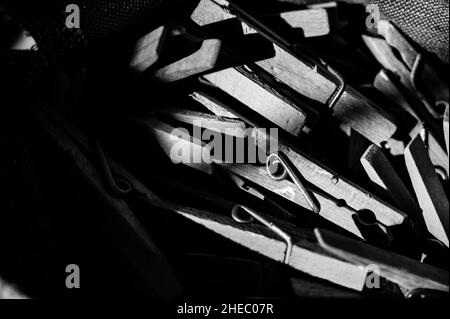 pile assortite di vecchi spilli di panni in un sacchetto utilizzato per appendere il bucato bagnato Foto Stock