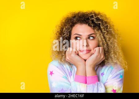 Ritratto di attraente mente wavy-paired ragazza in pajama ponder copia spazio isolato su vibrante sfondo giallo colore Foto Stock