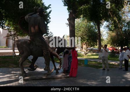 Uzbekistan, Bukhara, Hoja Nasruddin statua Foto Stock