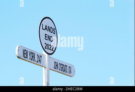 Segnaletica a Land`s End Cornwall UK. La fine di Land a John o' Groats è l'attraversamento di tutta la lunghezza della Gran Bretagna tra due estremità (così Foto Stock