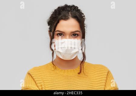 giovane donna in maschera medica protettiva Foto Stock