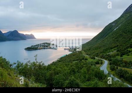 Veduta aerea di Husoy, piccolo villaggio su una piccola isola appartenente alla grande isola di Senja ed essendo circondato da un bel paesaggio di montagna Foto Stock