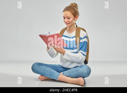 ragazza studentesca adolescente con borsa scolastica e taccuino Foto Stock