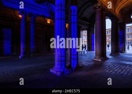 Francia. Parigi (75) (1th distretto). Museo del Louvre. In serata, sotto il padiglione Sully: Gioco di ombre, colori e luci nel passaggio che con Foto Stock