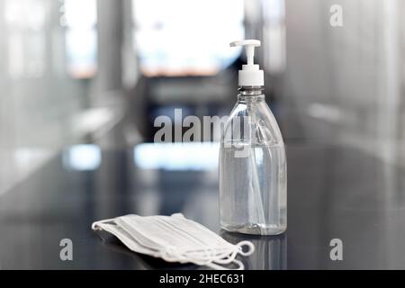 disinfettante per le mani o sapone liquido e maschere mediche Foto Stock